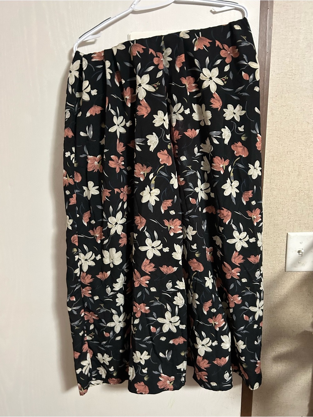 SHEIN Black Wide-Leg Floral Pants with Cream and Dusty Rose Blooms